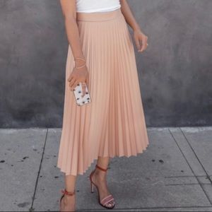 PRICE DROP • Zara | Nude pleated skirt